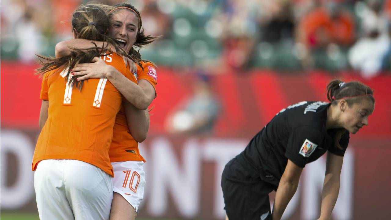 Daniëlle van de Donk uit Valkenswaard omhelst Lieke Martens na de 1-0  (foto: ANP)
