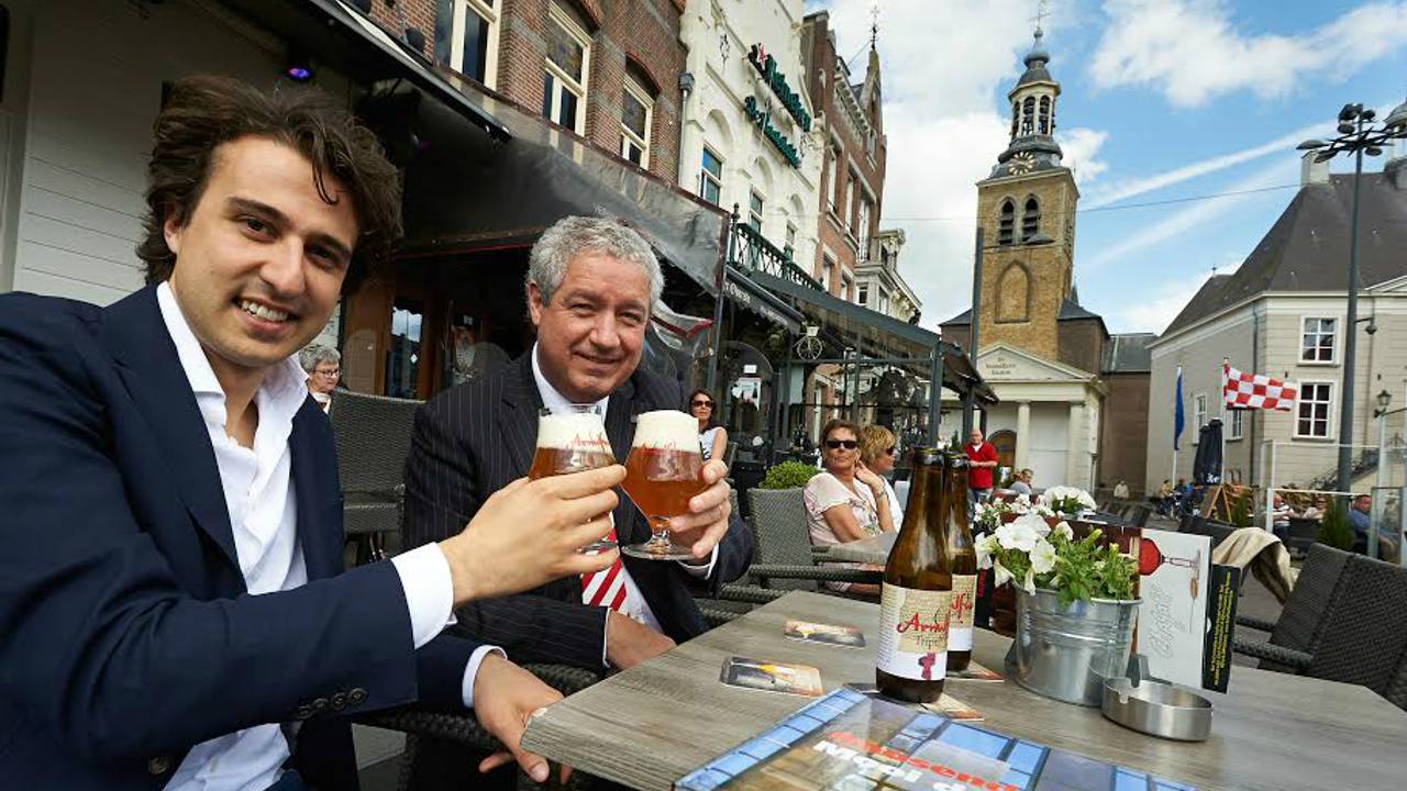 Jesse Klaver en burgemeester Niederer proosten op Roosendaal (Foto: Timo Reisiger)