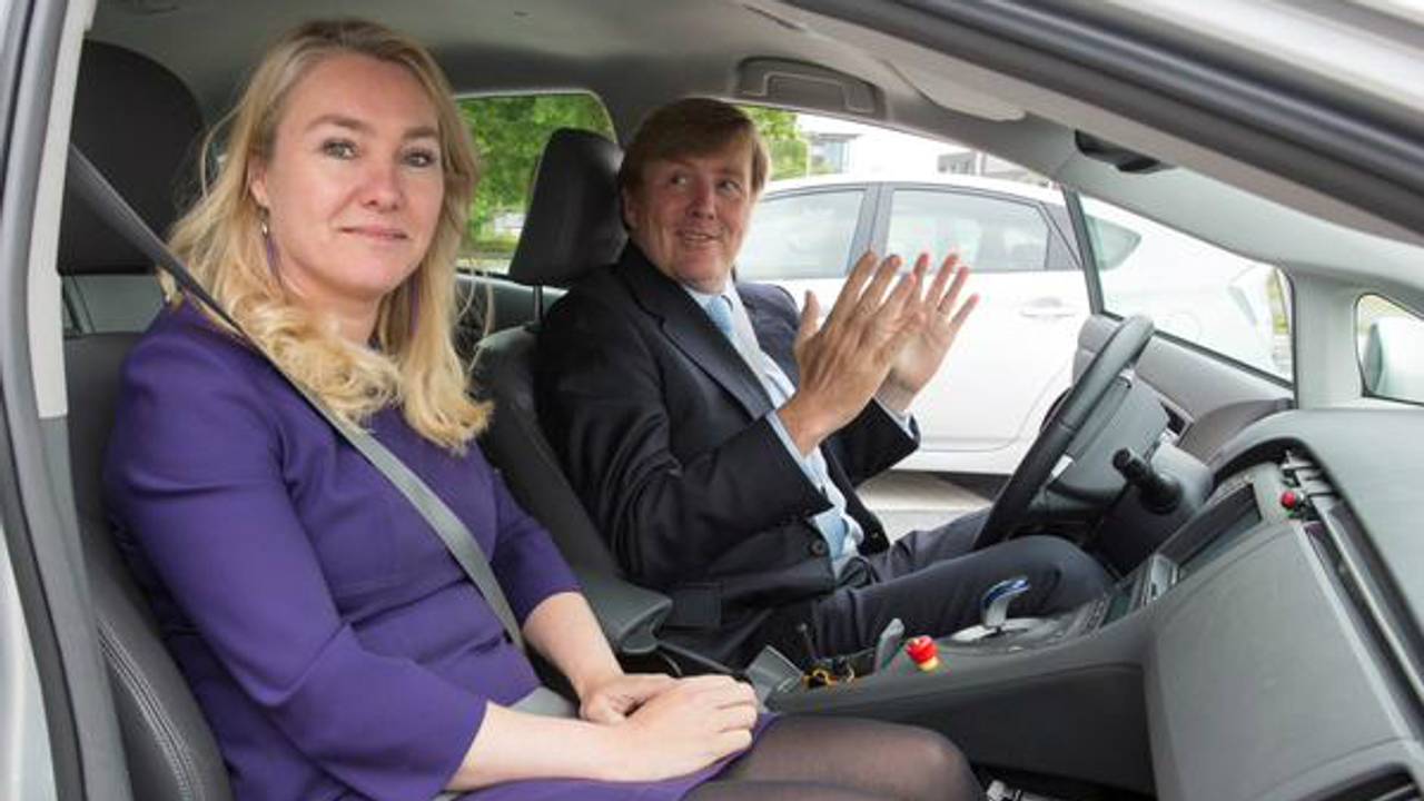 Koning en minister maken testrit in zelfrijdende auto (Foto: Twitter @koninklijkhuis)