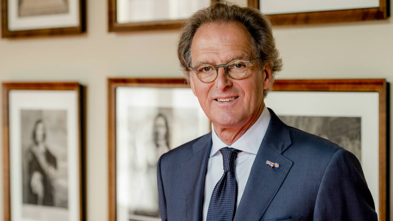 Burgemeester Ton Rombouts is er ook bij in Wales (Foto: ANP)