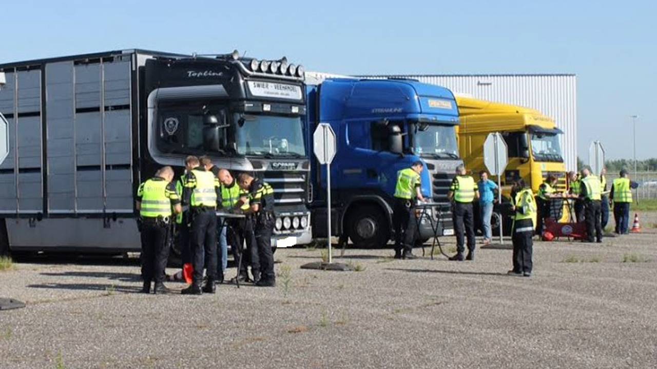 Vrachtwagencontrole in Raamsdonksveer. (foto: Kay Overwater/Stuve Fotografie)