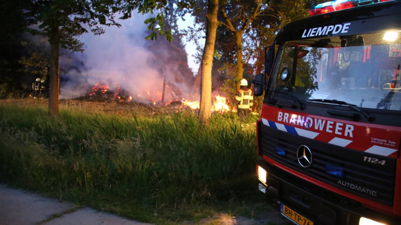 Grote stapel hout in brand (foto AS Media)