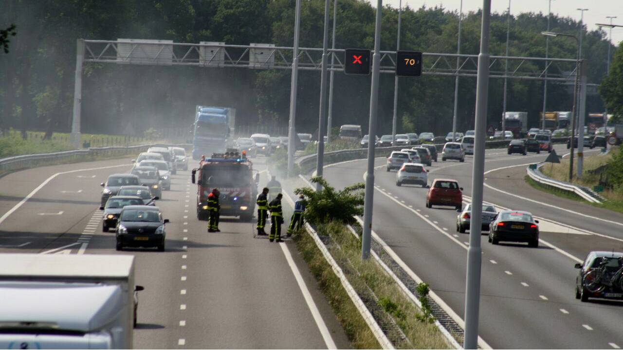 De brandweer in de weer langs de A58. Foto: Patric de Brouwer/SQVision