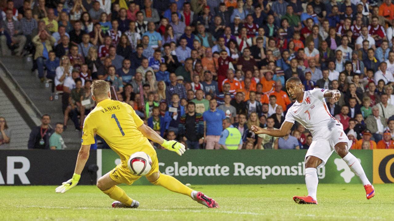 Narsingh maakt de 0-2 tegen Letland (foto: VI Images)