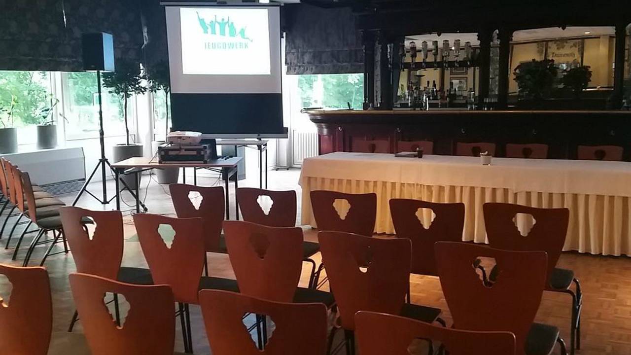 Lege stoelen bij de bijeenkomst geeft organisatie een 'dubbel gevoel'.