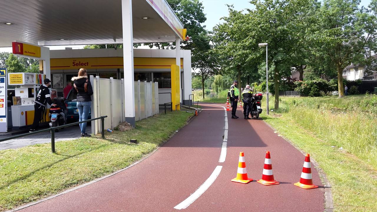 Scooterrijder botst in volle vaart op lantaarnpaal in Den Bosch - Omroep  Brabant