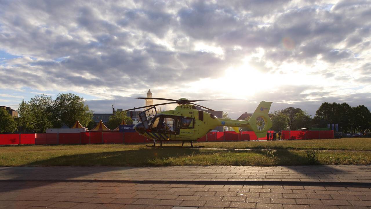 De man is met een traumahelikopter naar het ziekenhuis gebracht