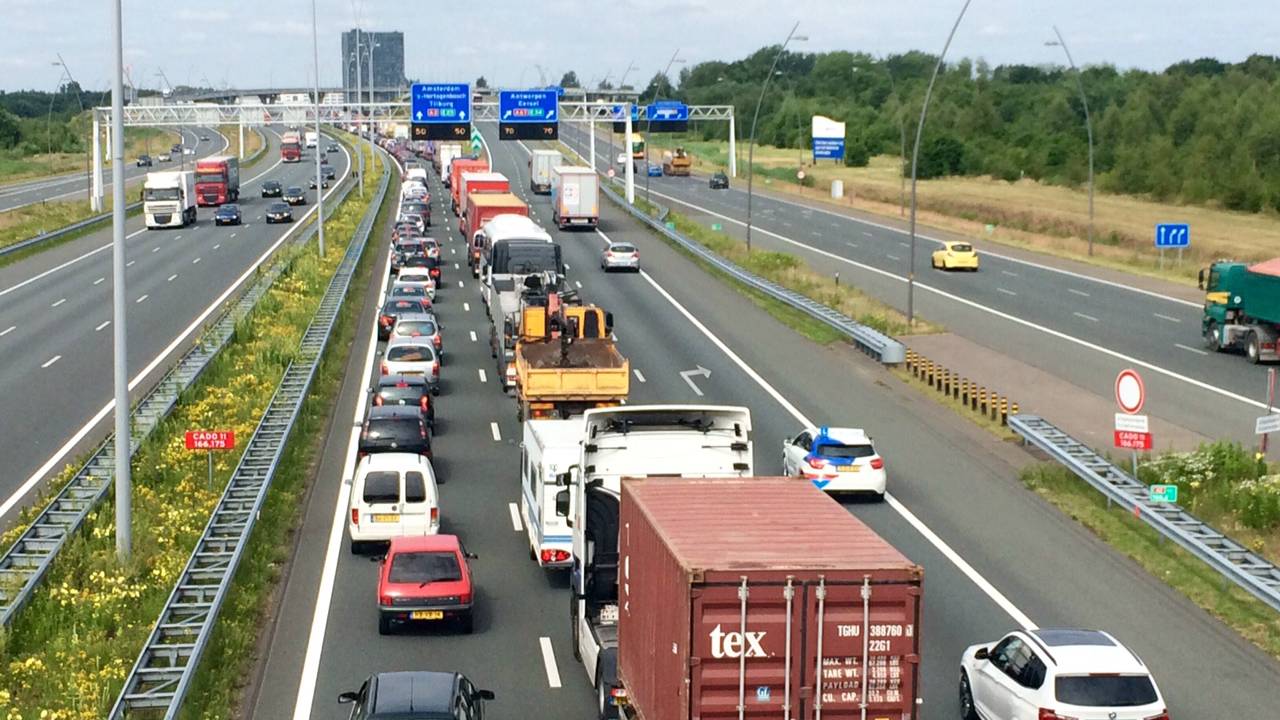 File in de richting Den Bosch na ongeval op A2 (Foto: Hans van Hamersveld)