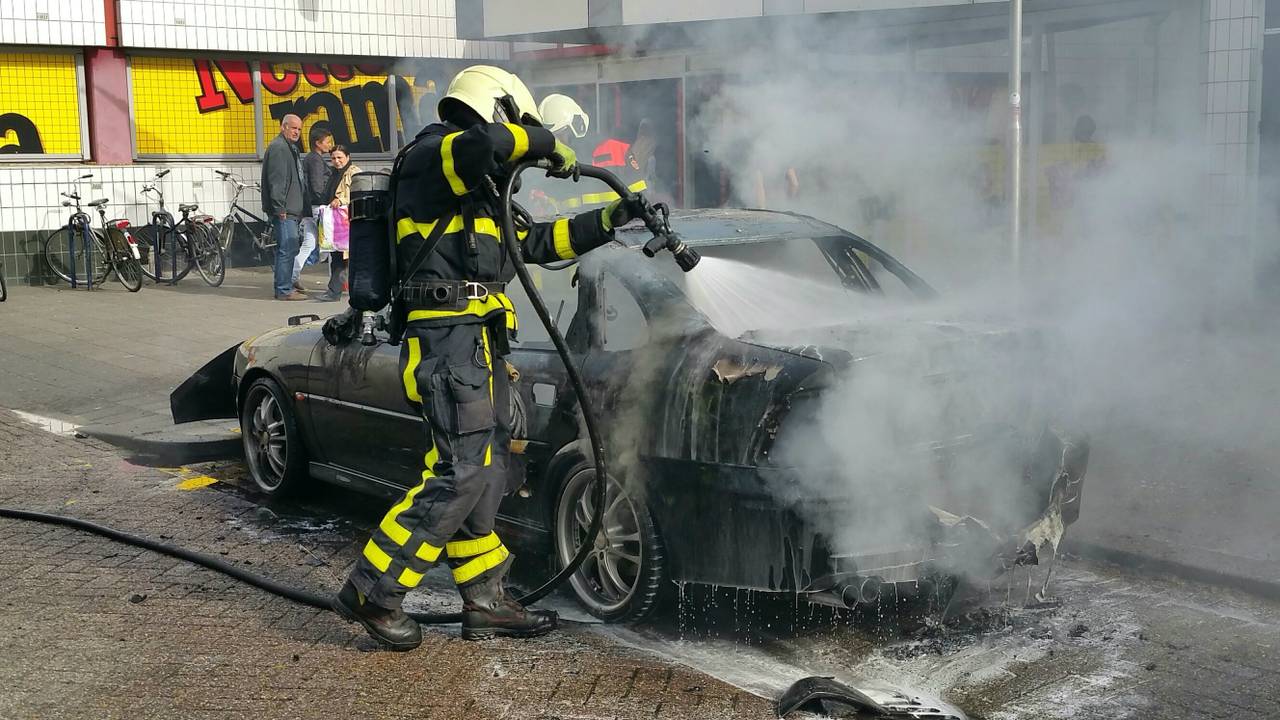 Auto in brand in Tilburg. (foto: Jules Vorselaars/JV Media)