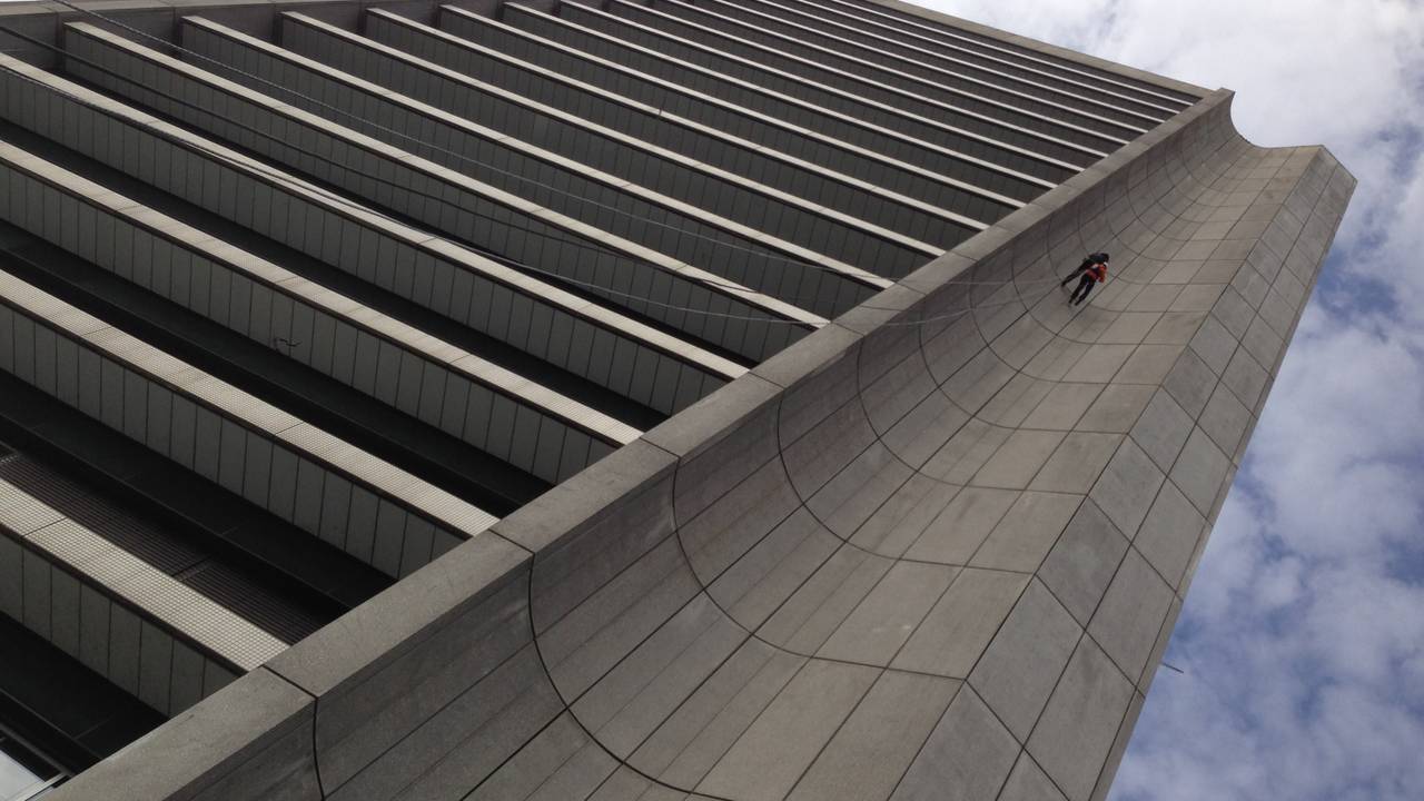 75 jaar oud en dan abseilen van het provinciehuis. Marianne van Mierlo doet het