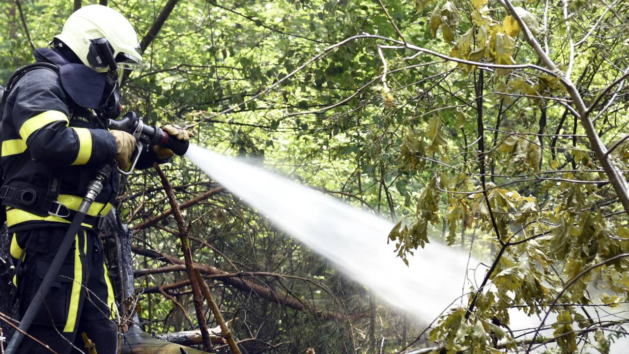 Een brandweerman gaat het vuur te lijf (foto: Tom van der Put/SQ Vision Mediaprodukties)