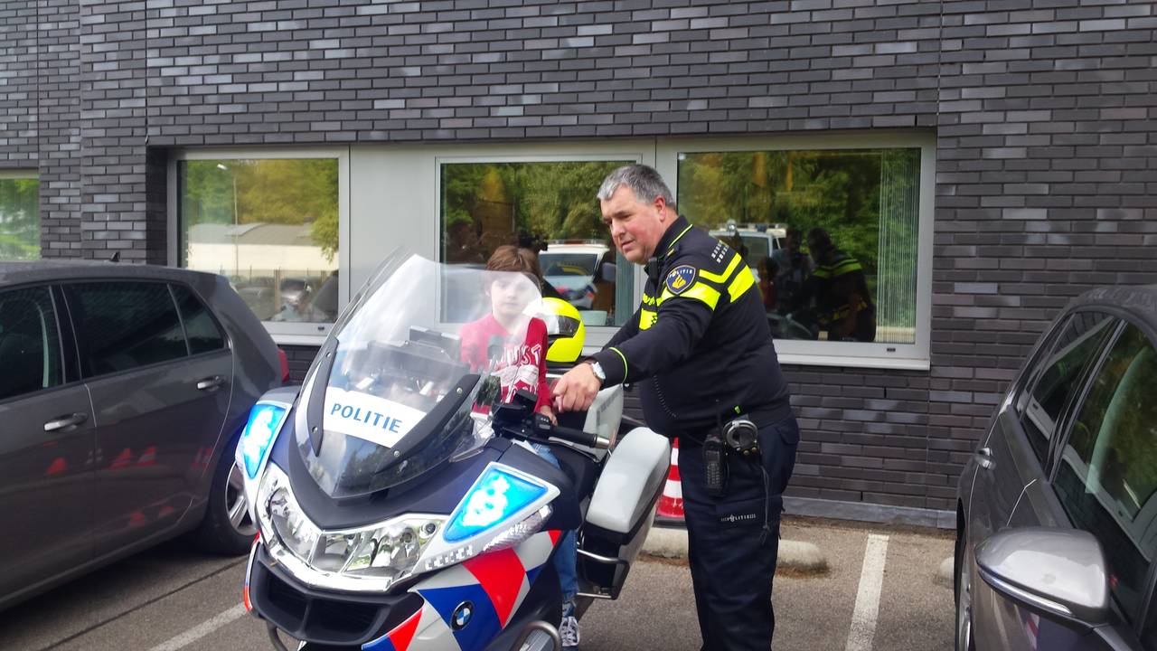 Boeven opgepast! 6-jarige Lev loopt stage bij de politie ...