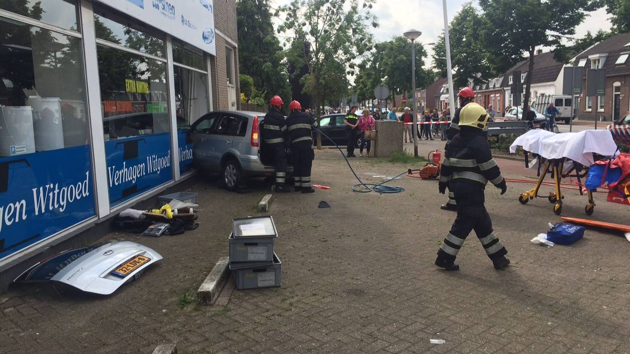 Eigenaresse winkel vindt het zielig voor vrouw die met auto Verhagen Witgoed binnenreed