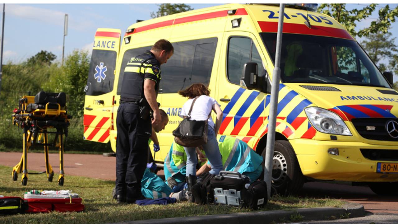 Gewonde snorfietser wordt verzorgd (foto: Gabor Heeres / SQ Vision)