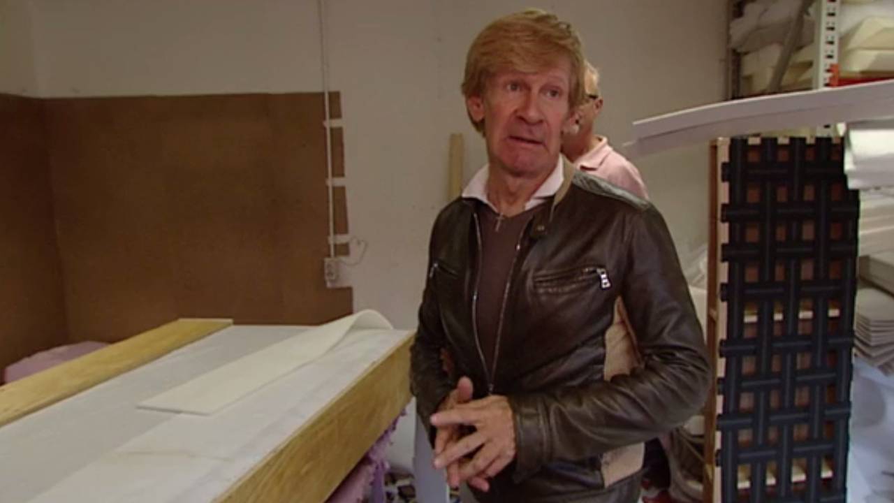 Addy van den Krommenacker in de meubelfabriek (Bron: still RTL Boulevard)