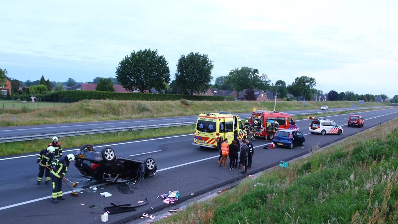 Auto over kop A50 Sint-Oedenrode (foto: Sander van Gils/SQ Vision)