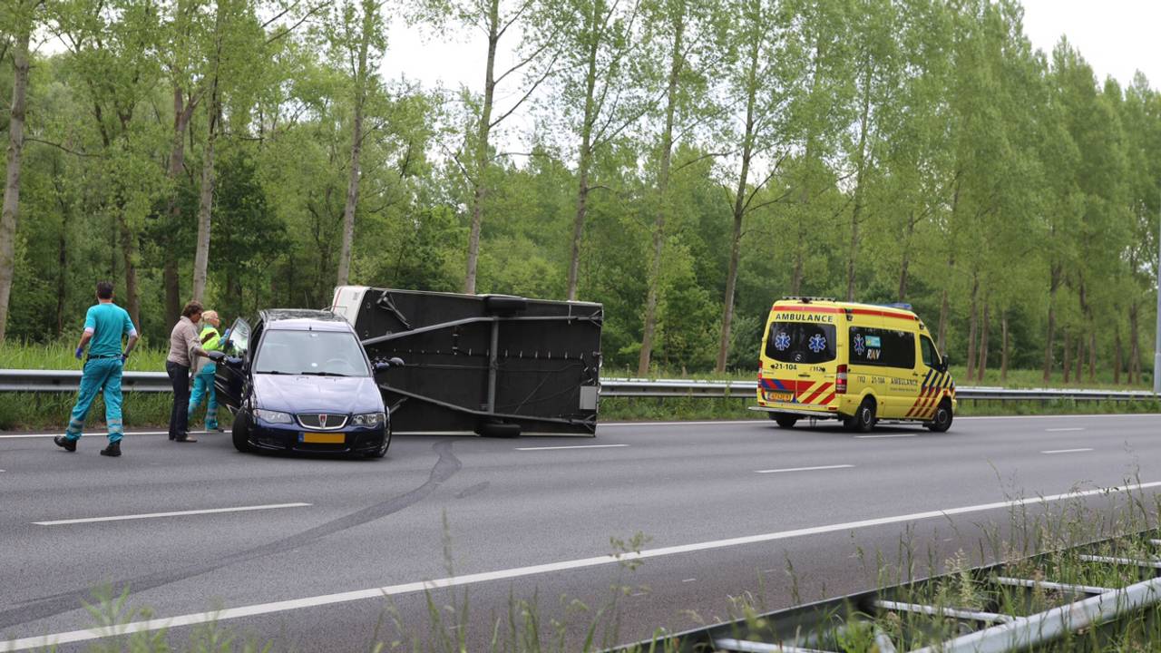 Caravan gekanteld op A2 bij Boxtel (foto: Sander van Gils/SQ Vision)