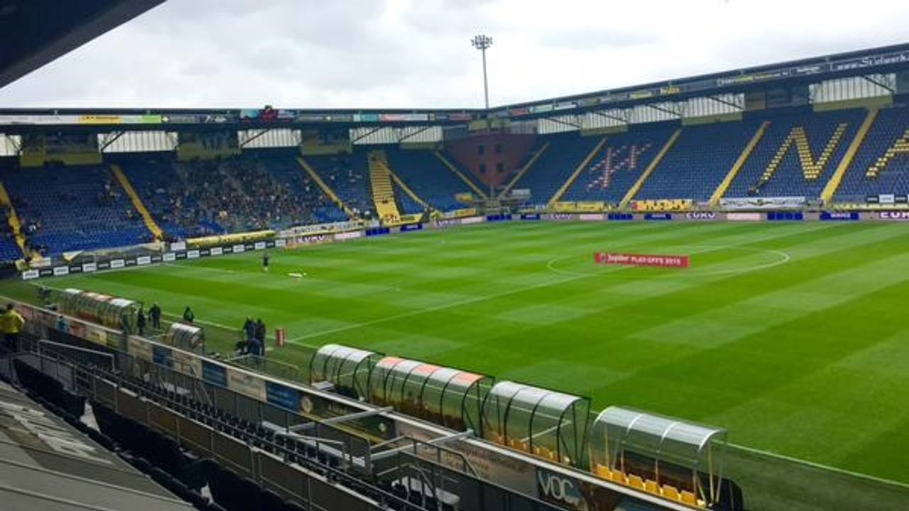 De eerste fans druppelen het stadion in (foto: Twan Spierts)
