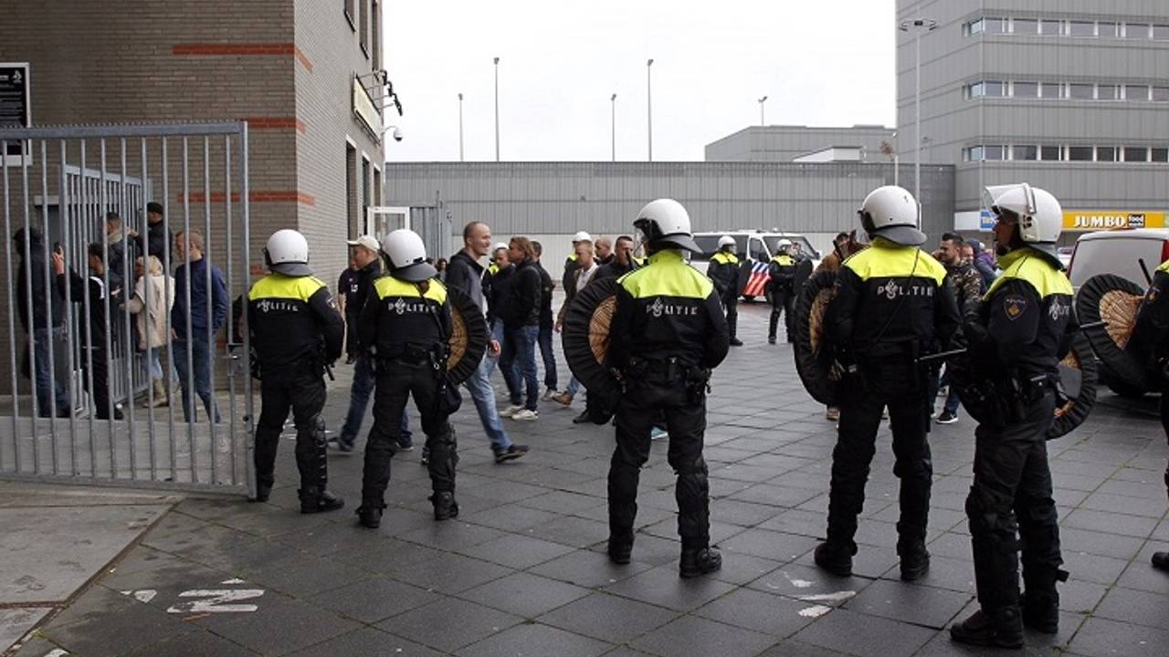 De Mobiele Eenheid stond paraat voor het stadion. (foto: Sander van Gils/SQvision)