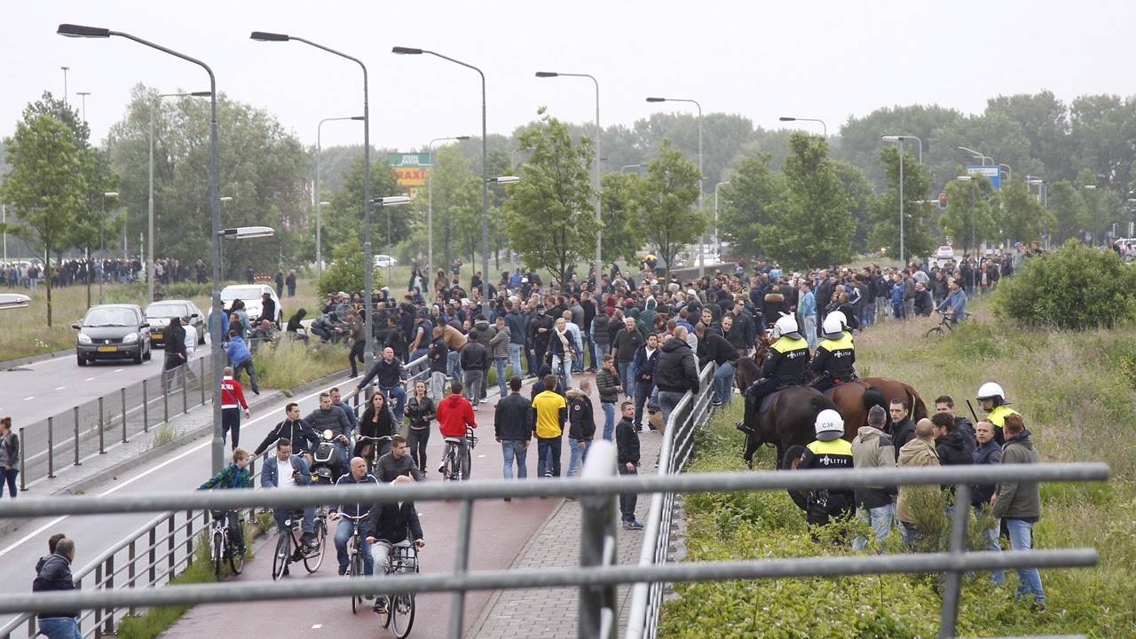 Onrust buiten het NAC-stadion na NAC - Roda JC (foto: Marcel van Dorst / SQ Vision).