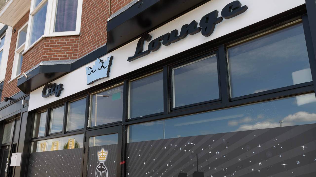 Burgemeester sluit City Lounge aan de Belcrumweg in Breda (Foto: Tom van der Put/MaRicMedia)