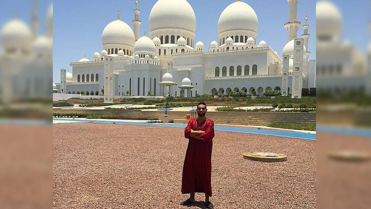 Tighadouini poseert in Abu Dhabi