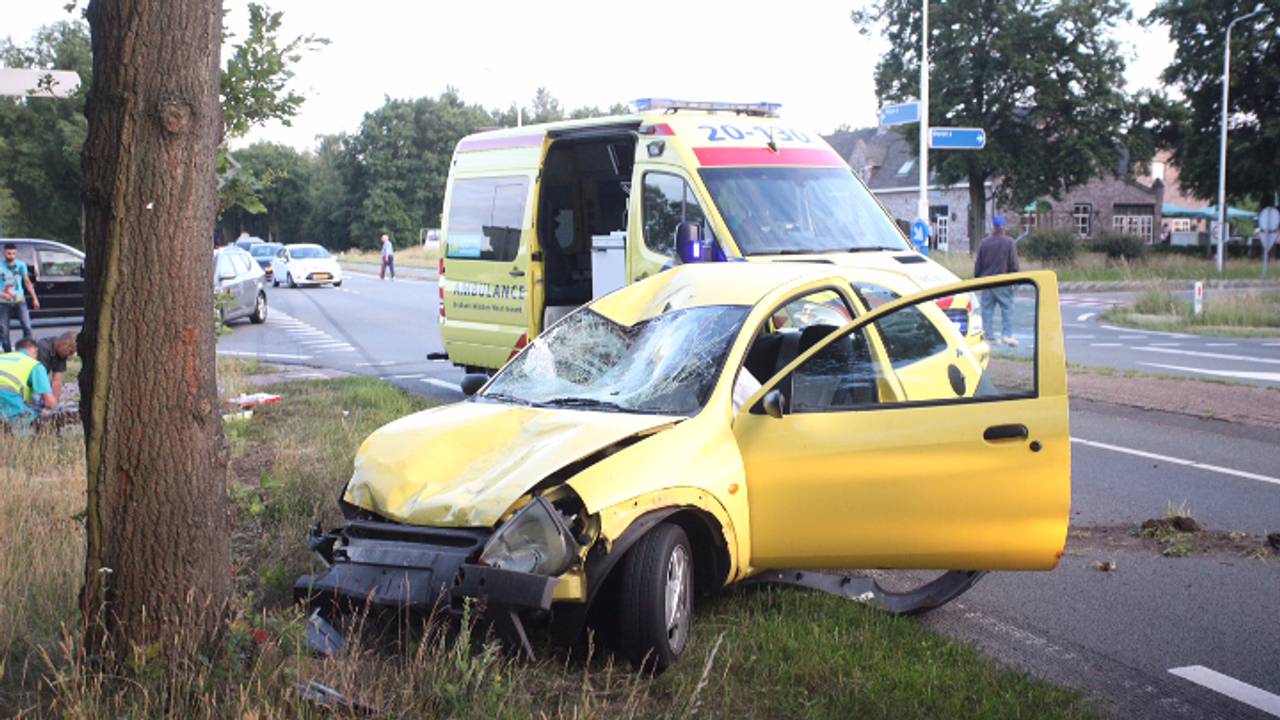 Auto eindigde tegen een boom (foto: Jeroen Stuve / Stuve Fotografie)