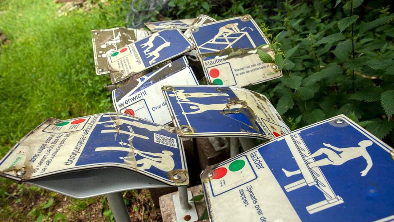 De verzameling bordjes in Achtmaal. (foto: Christian Traets)