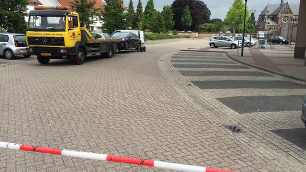 Auto wordt getakeld op de plek van de schietpartij (Foto: Emile Vaessen)