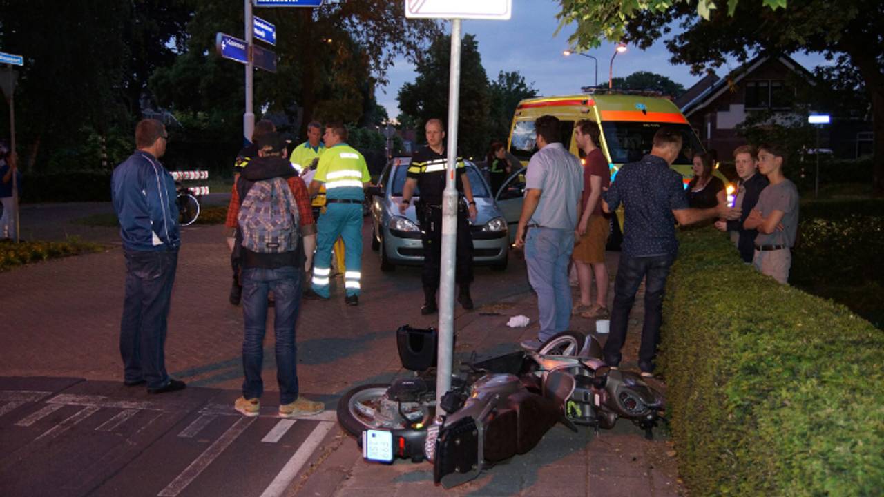 Scooter om verkeerspaal (foto: Martijn van Bijnen / FPMB)