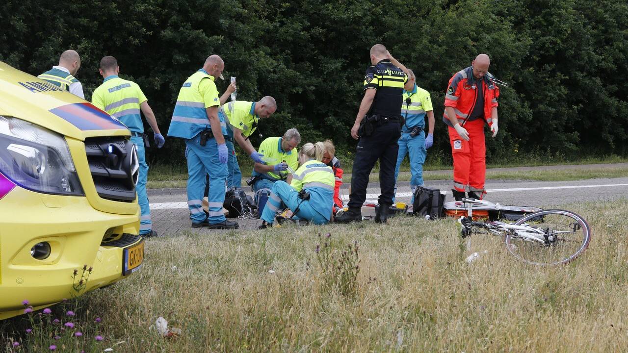 De wielrenner werd minstens vijftien meter weggeslingerd. (Foto: Arno van der Linden/SQ Vision)