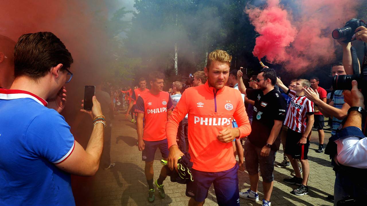 Fakkels bij opkomst eerste training PSV (Foto: VI Images)