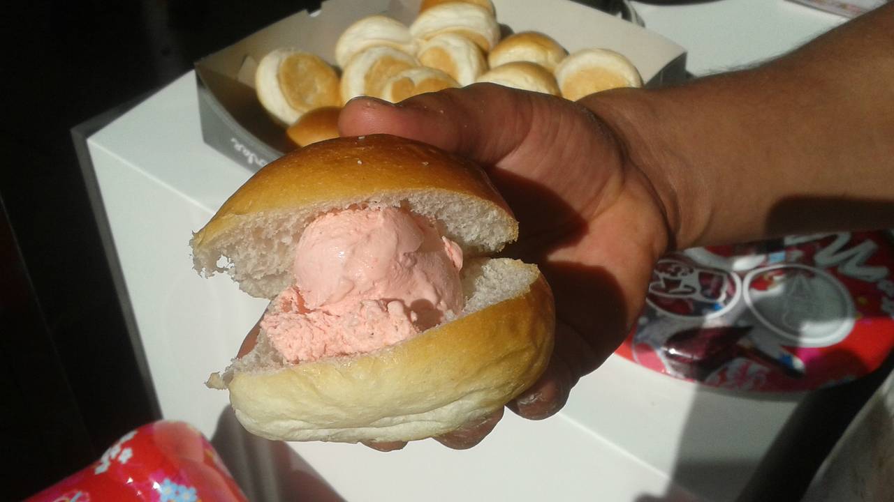 Een broodje ijs als lunch kan uitkomst bieden tegen de hitte (Foto: Robert te Veele)
