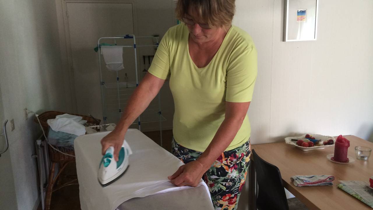 Osse burgemeester Wobine Buys en wethouder Rene Peters zijn thuiszorghulp voor één dag