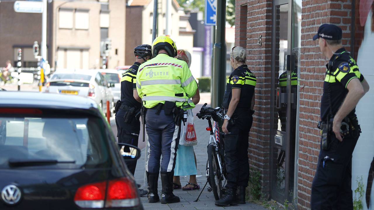 De politie begon na de beroving een zoekactie in Oosterhout. (foto: Marcel van Dorst/SQ Vision)