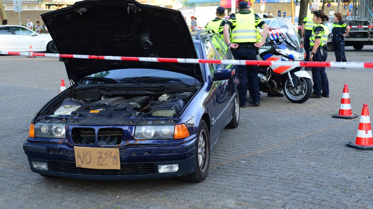Deze auto is later weggetakeld vanwege de kartonnen kentekenplaat (foto: Mainstay Media Breda).