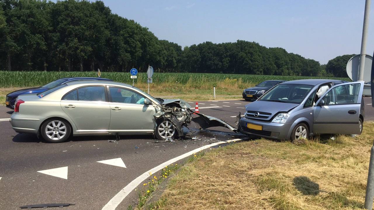 De auto links deed per ongeluk aan spookrijden. (Foto: Bart Meesters/Meesters Multimedia)