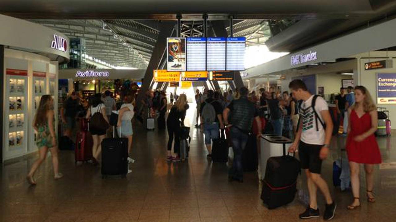 Drukte in de vertrekhal van Eindhoven Airport.