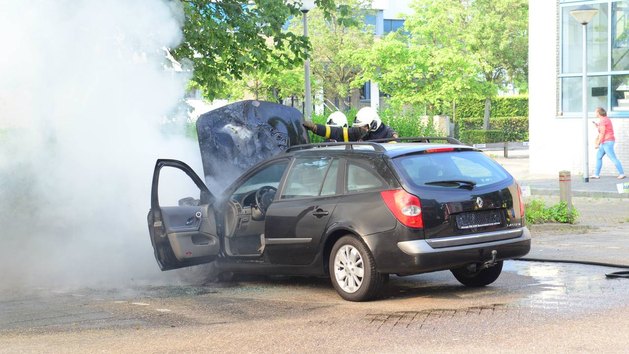 De auto vloog in brand. (foto: Rob de Haas/Mainstay Media Breda)