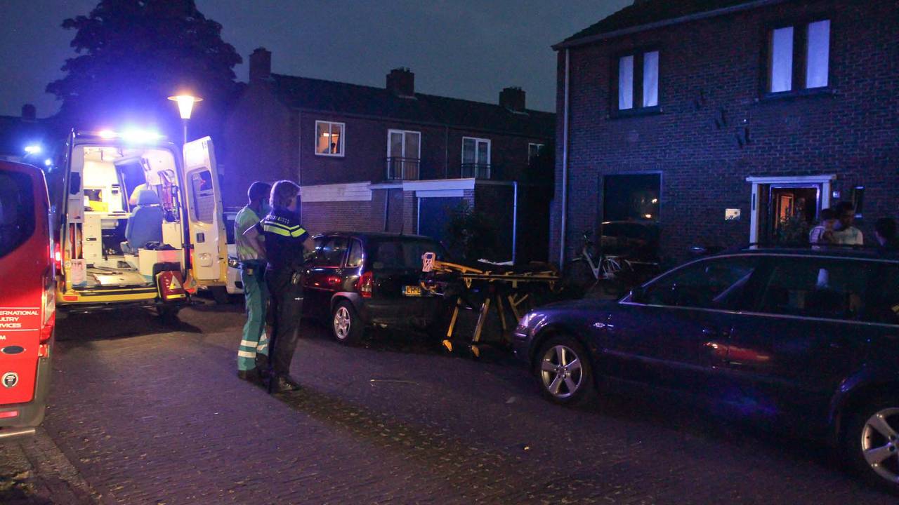 Helmonder zwaargewond na mislukte sprong van dak tuinhuis in zwembad (Foto: Harrie Grijseels)