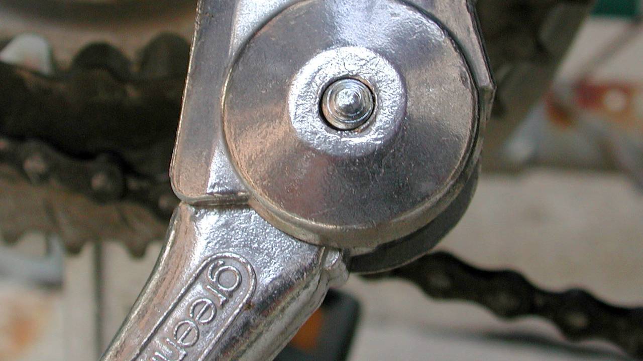 Mannen vechten met fietsonderdelen (foto: Flickr/BartEverson)