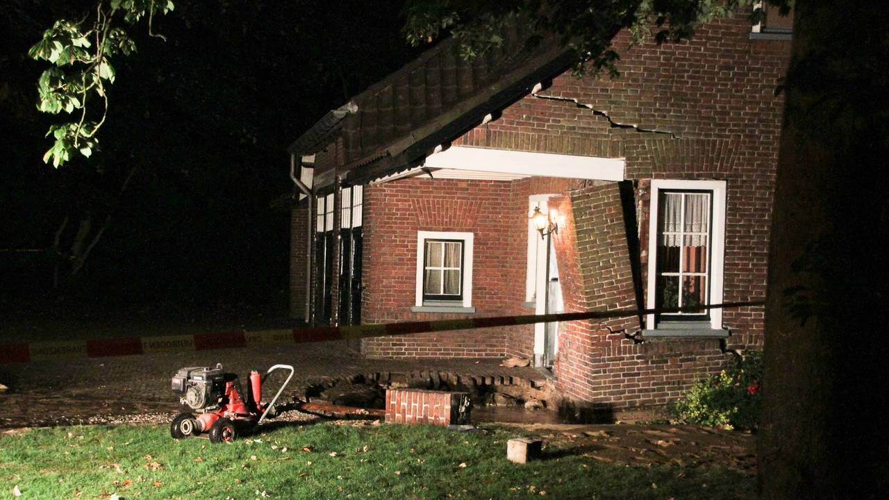 Huis verzakt na gesprongen waterleiding in Helmond  
