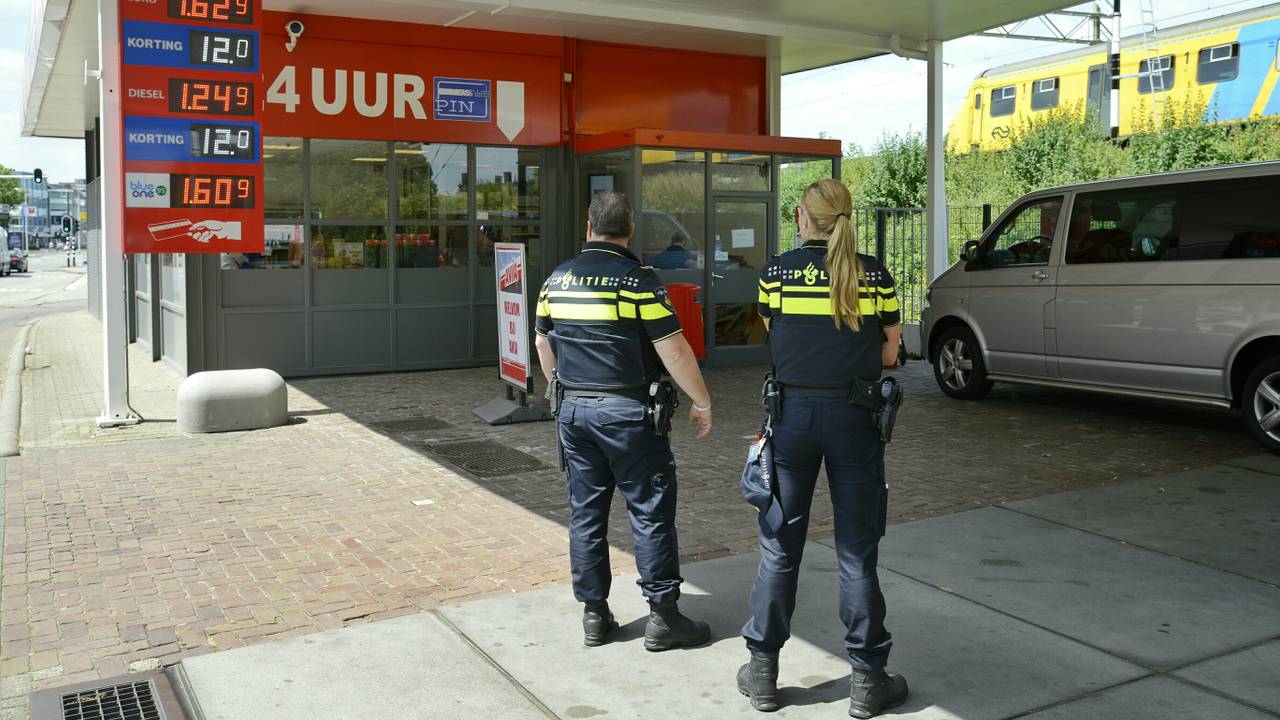 Overval op tankstation in Tilburg. (foto: Jules Vorselaars/JV Media)