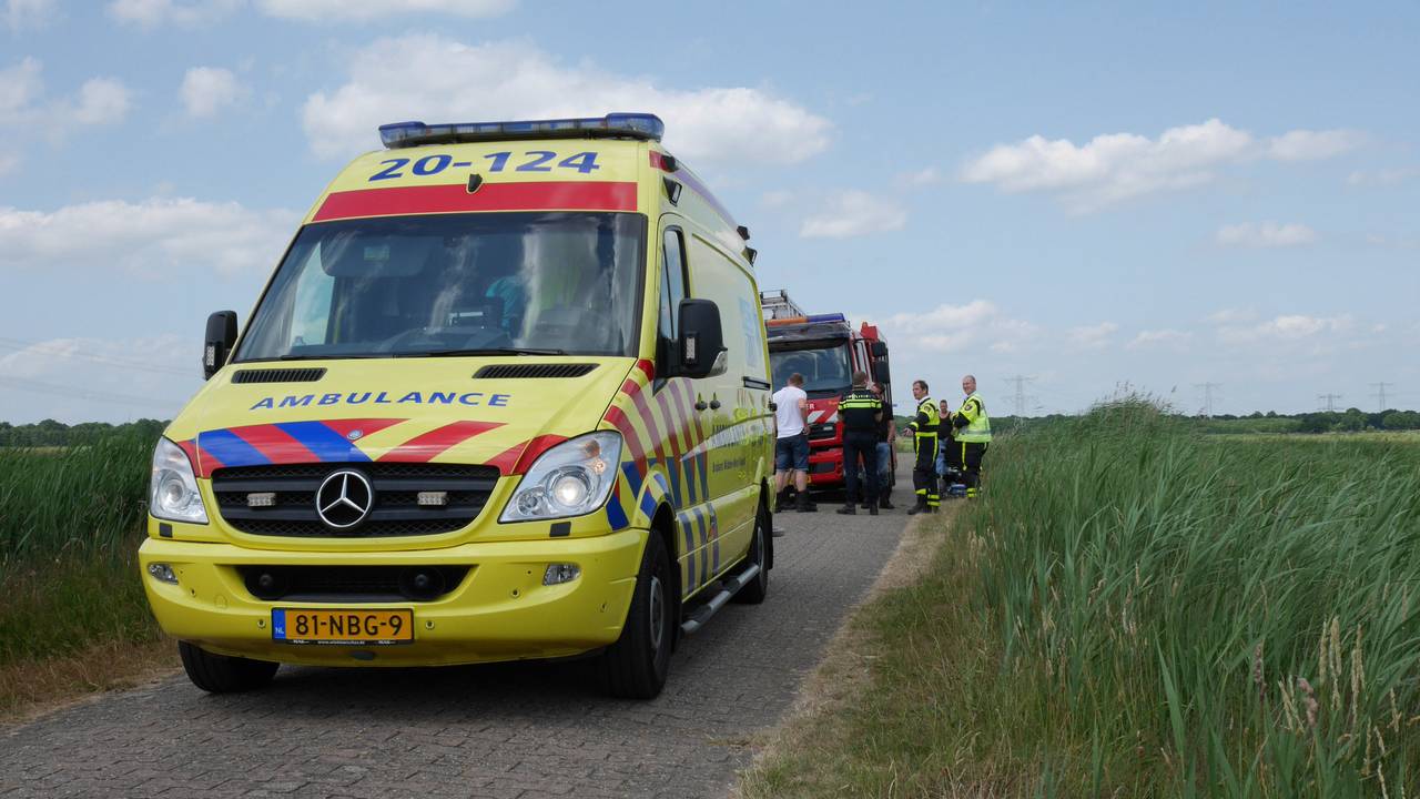 Scootmobiel te water. (foto: Perry Roovers/SQ Vision)
