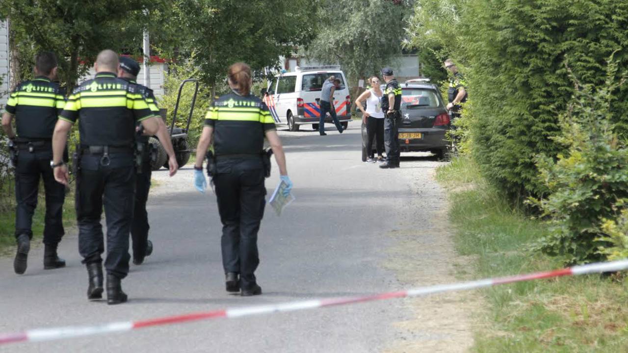 De politie is aanwezig. (Foto: Alexander Vingerhoeds/Obscura Foto)