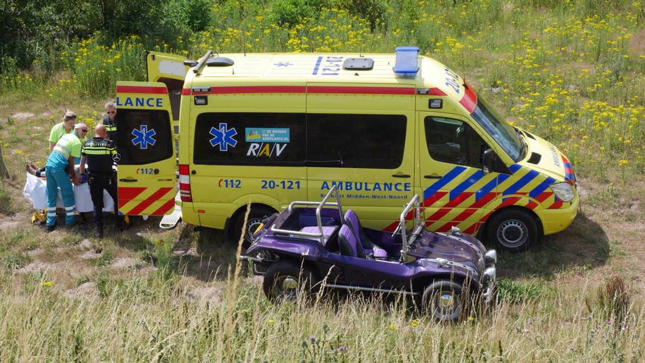 De auto belandde in een weiland. (Foto: Perry Roovers/MaRicMedia).