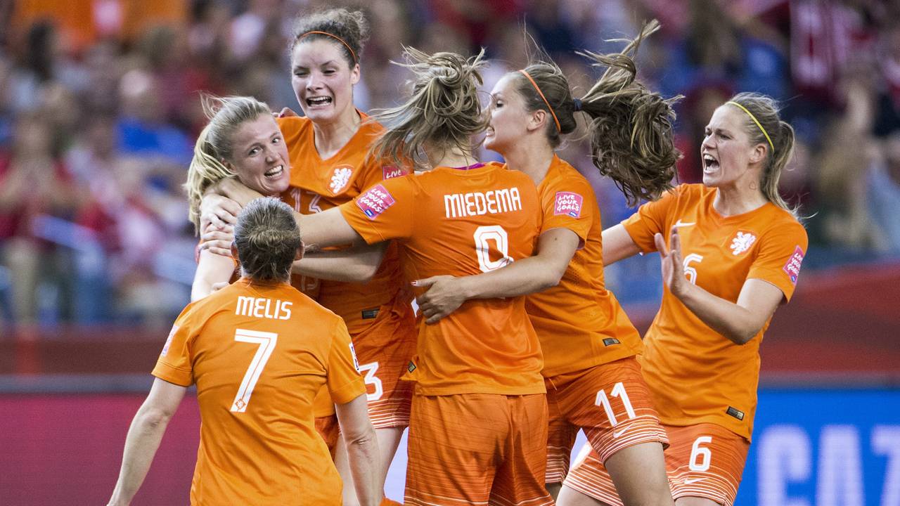 De Oranje-vrouwen vieren de 1-1 tegen Canada (foto: ANP)