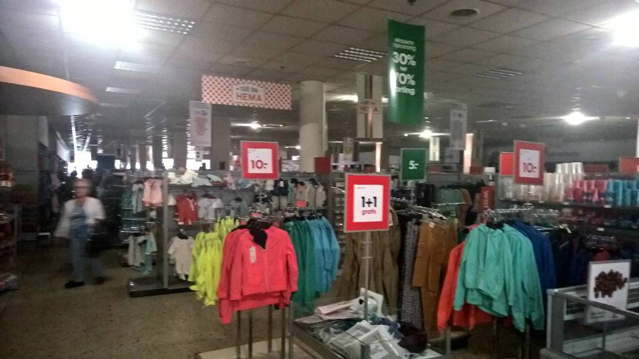 Stroomstoring in binnenstad Tilburg: winkels even dicht en mensen vast in liften - Omroep Brabant