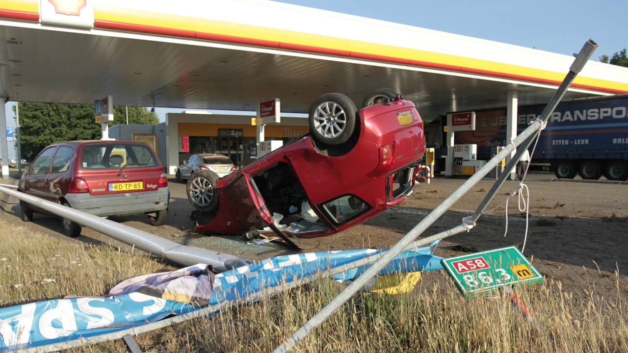 De auto belandde op de kop bij de benzinepomp. (Foto Alexander Vingerhoeds/Obscura Foto)