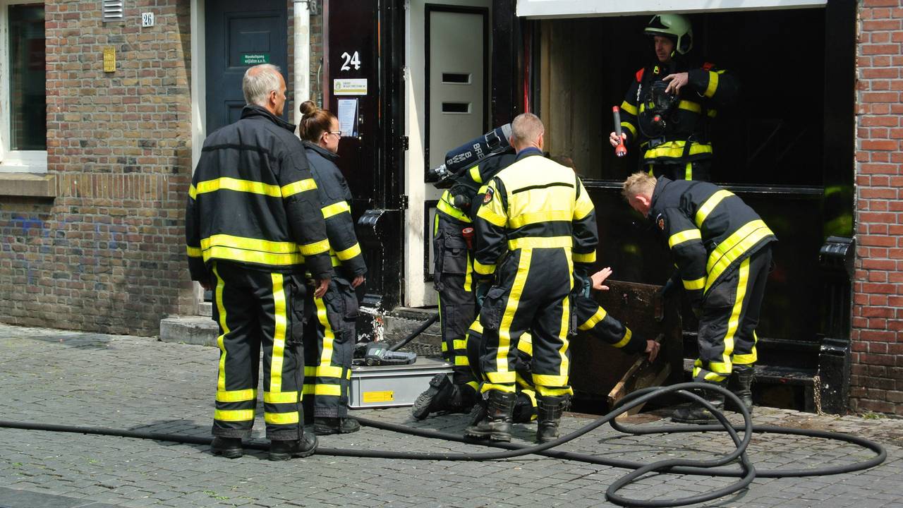 De brandweer controleerde of het vuur was gedoofd. (foto: Perry Roovers/SQ Vision)
